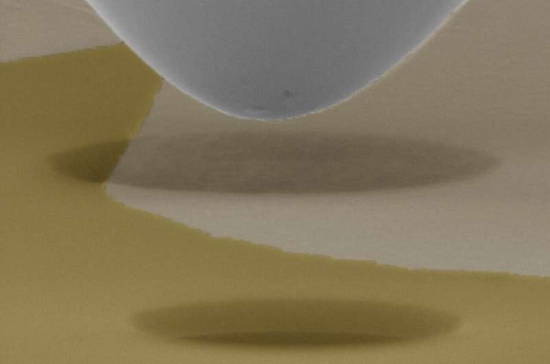 SEM image showing that graphene is approaching a graphene sheet over a cavity. Credit: Chuanli Yu and Zhaohe Dai, Peking University. Study probes the transparency of graphene to van der Waals interactions
