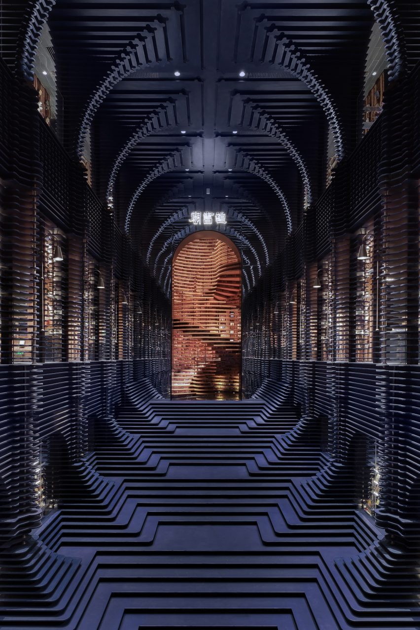 Decorative columns and round arches