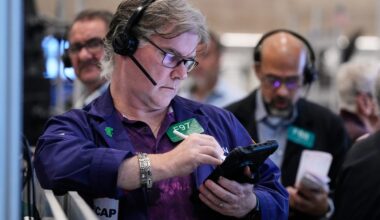 US stocks rally toward more records ahead of pivotal week for Wall Street