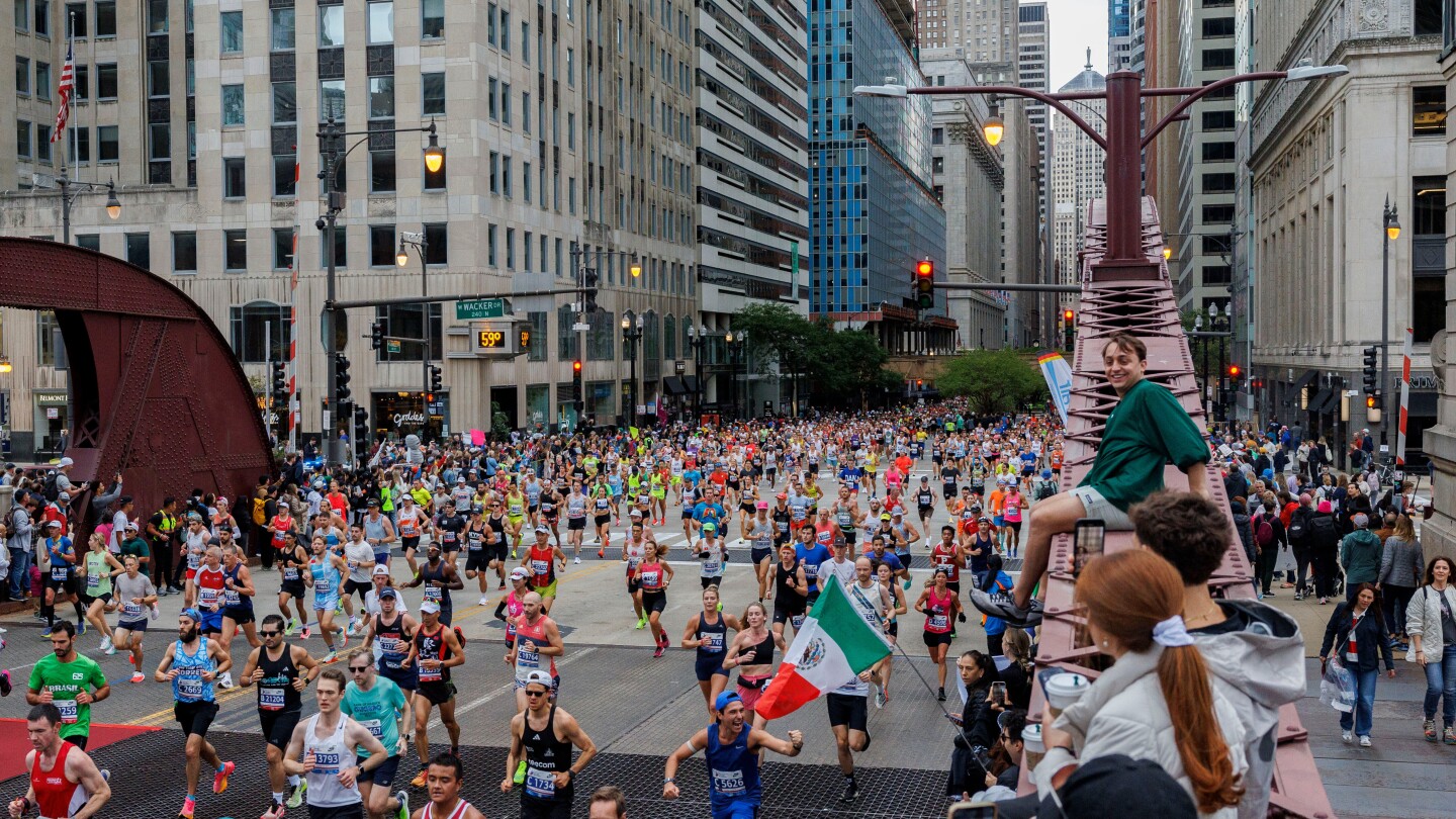 ICE says its agents won't target the Chicago Marathon, but some runners aren't taking chances