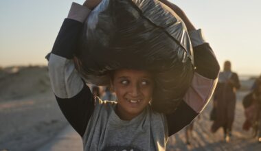 Thousands of Palestinians return home as Gaza ceasefire begins