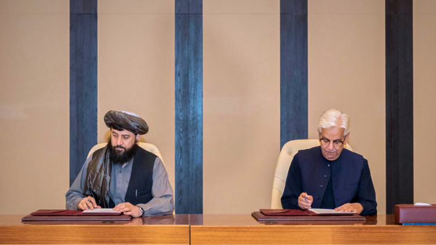 Afghanistan and Pakistan say they will respect ceasefire