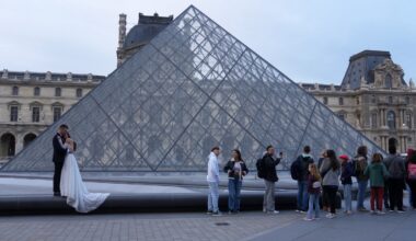 Suspects arrested in Louvre museum crown jewels theft