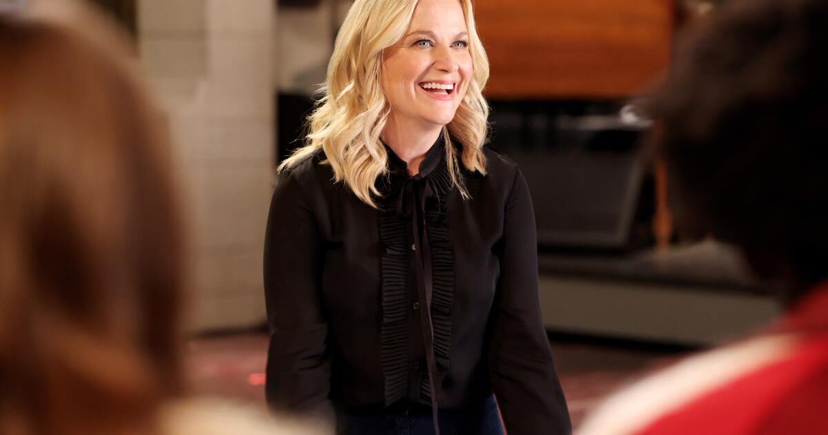 'SNL' recap: Amy Poehler hosts and returns to 'Weekend Update'