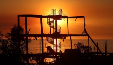 Malibu property values plummet as burned-out lots sell at a discount