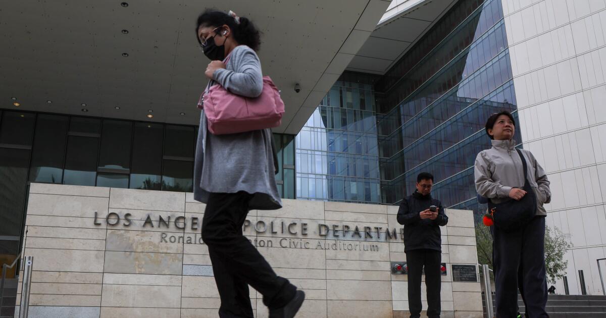 Report asks why LAPD mental health specialists defer to armed officers