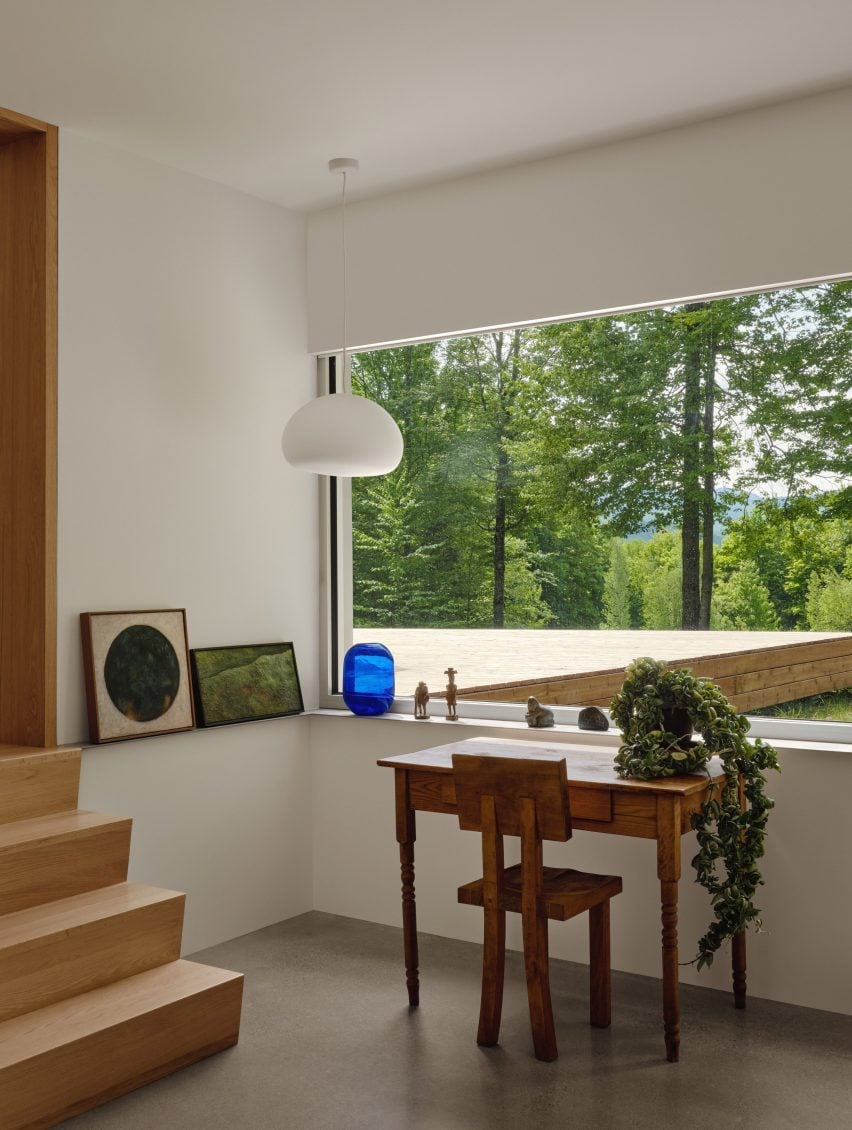 Interior view of shingle-clad house by Oyama and Julia Manaćas Architecte