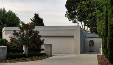 Windowless facade conceals "quiet grandeur" of Woodend bungalow