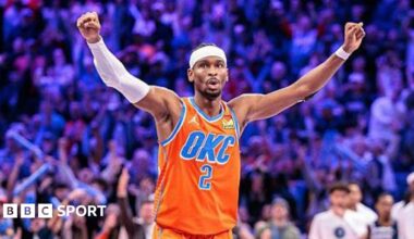 Shai Gilgeous-Alexander holds up his arms