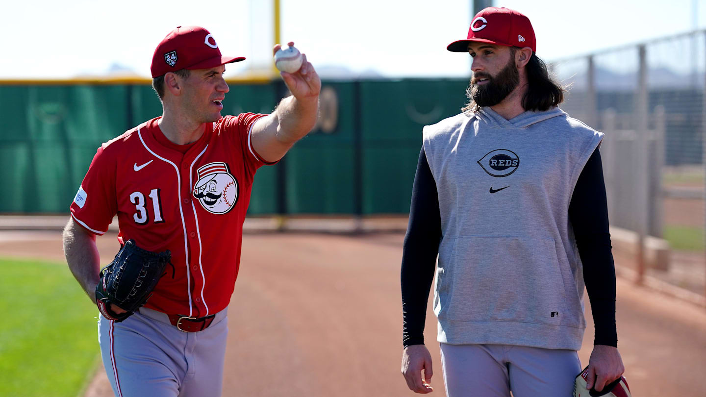 Fan Favorite Agrees to New Deal to Return to Reds