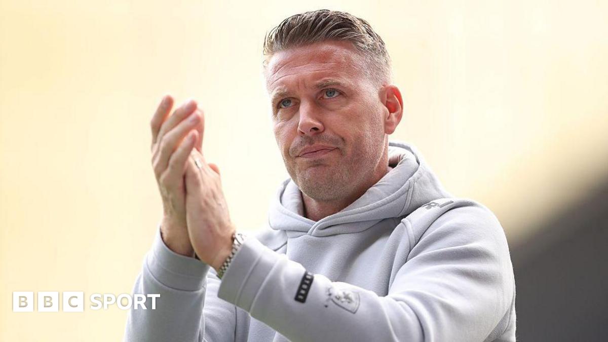 Rob Edwards clapping the fans during a Middlesbrough game