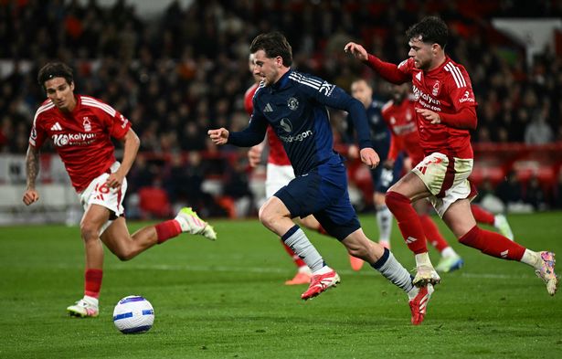 Mason Mount (C) runs with the ball during the English Premier League football match between Nottingham Forest and Manchester United