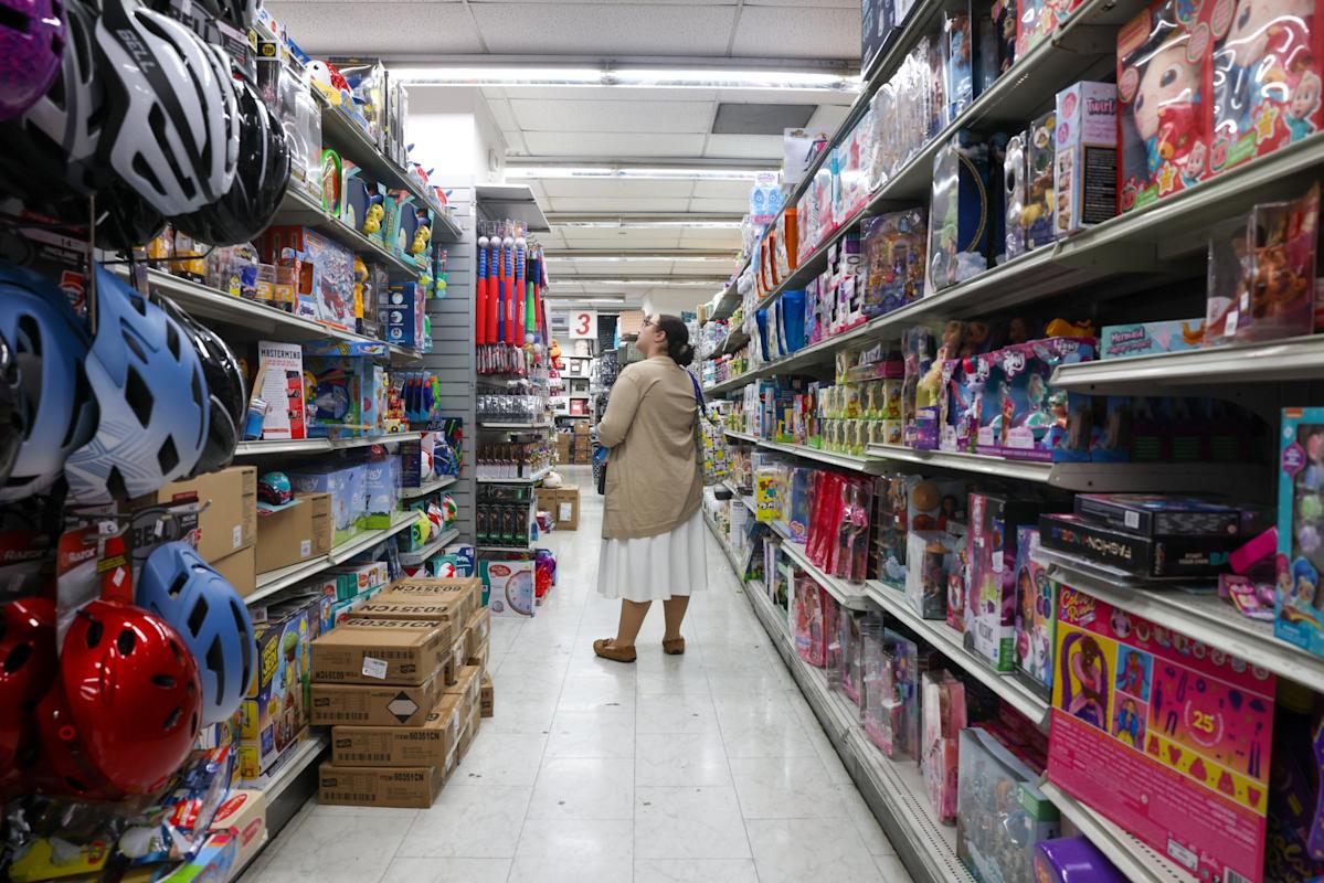 ‘Jenga Tower’ US Economy Teeters as Middle Class Pulls Back Spending