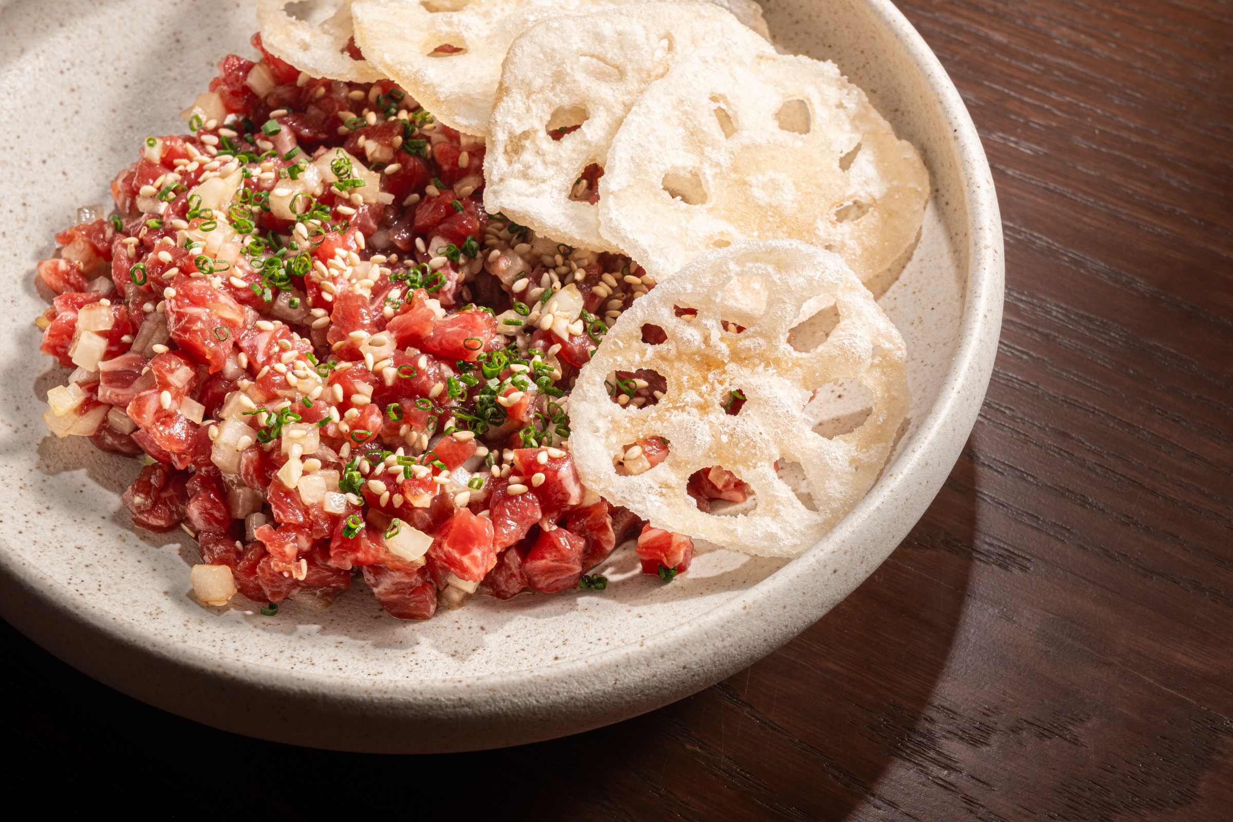 Yukhoe (tartare) with lotus root chips on the side at Hojokban