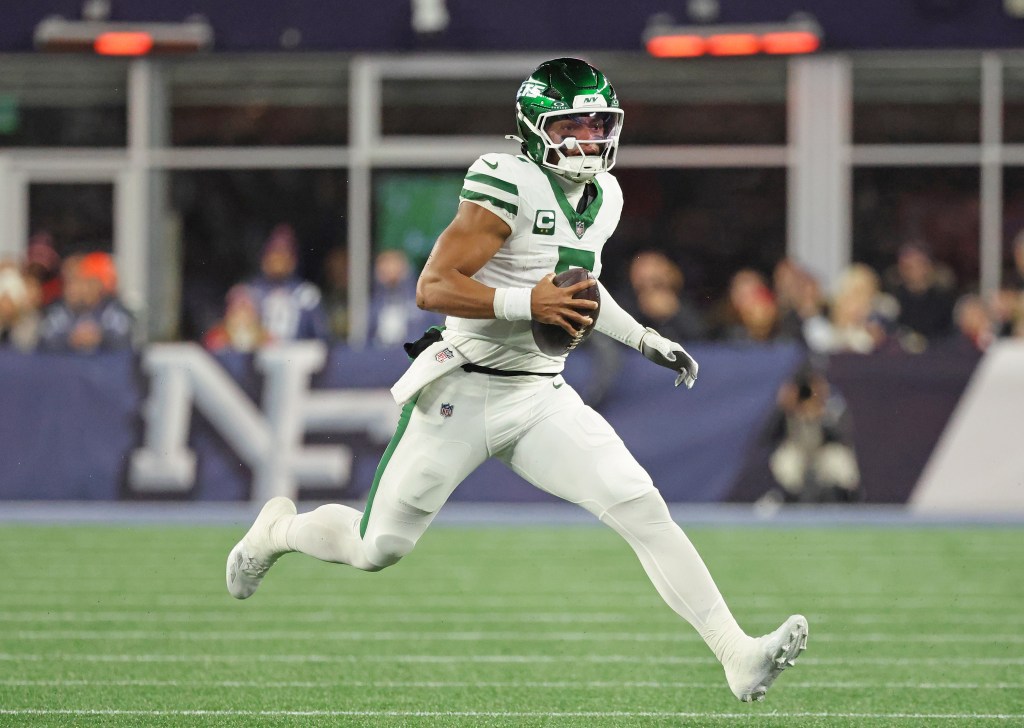 Justin Fields #7 of the New York Jets runs the ball during the first quarter.