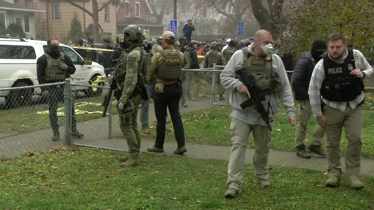 Local, federal law enforcement presence in St. Paul draws crowd of protesters