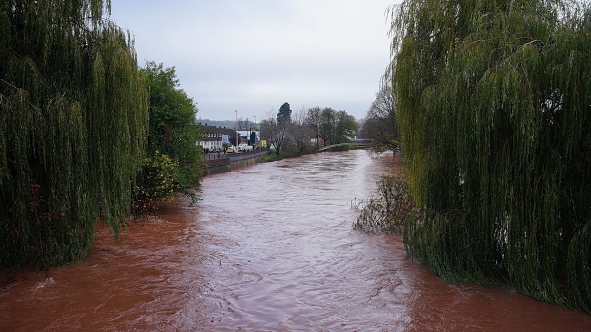 Aftermath: Storm Claudia leaves three dead in Portugal and major disruptions in the UK