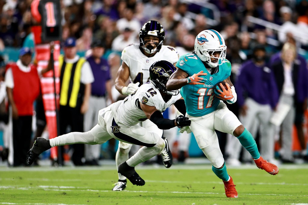 Jaylen Waddle (17) stayed with the Dolphins at the NFL trade deadline.