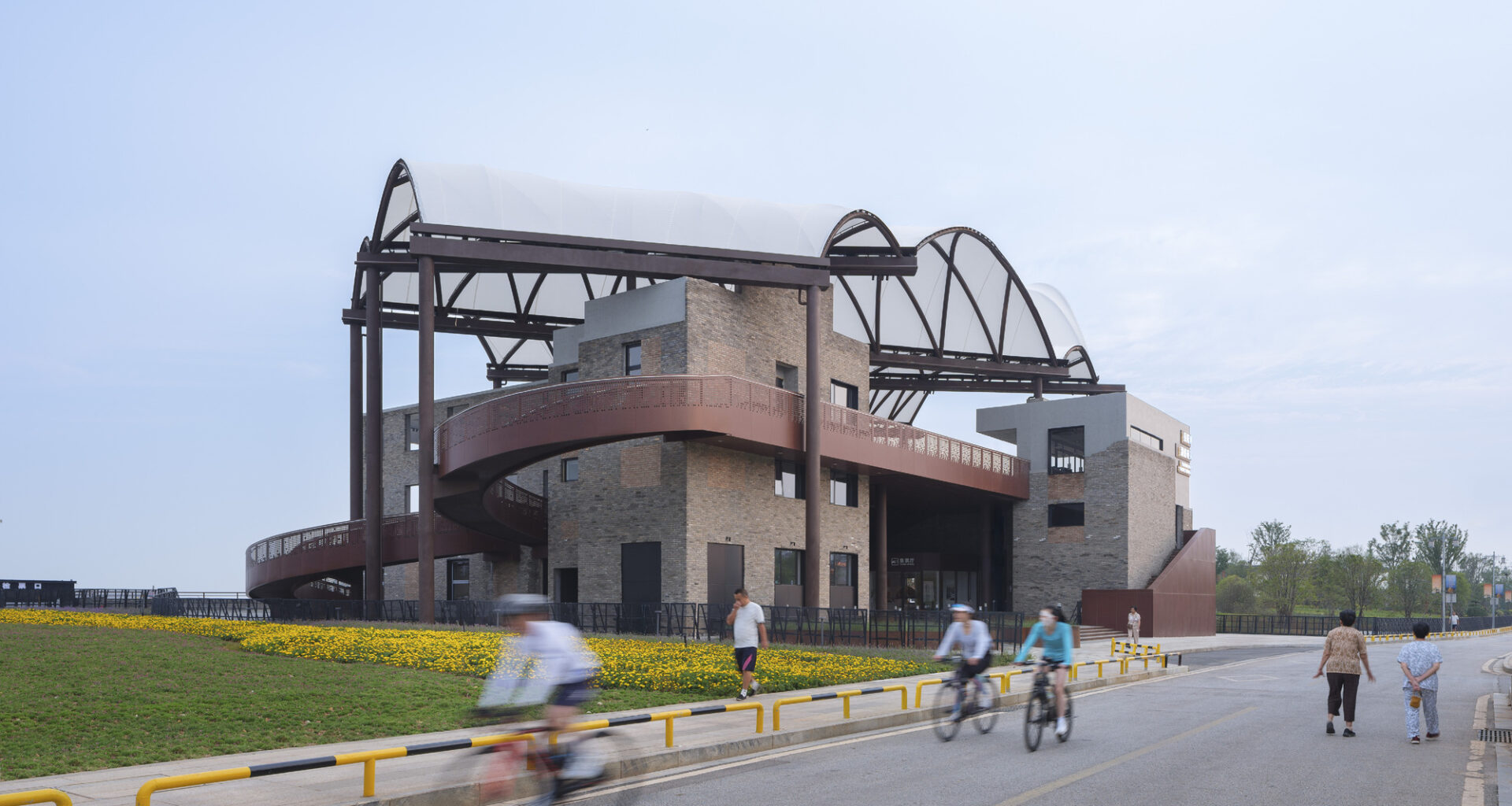 Yueyang Hualinggang Pier Tourist Center / WANG HUI | URBANUS