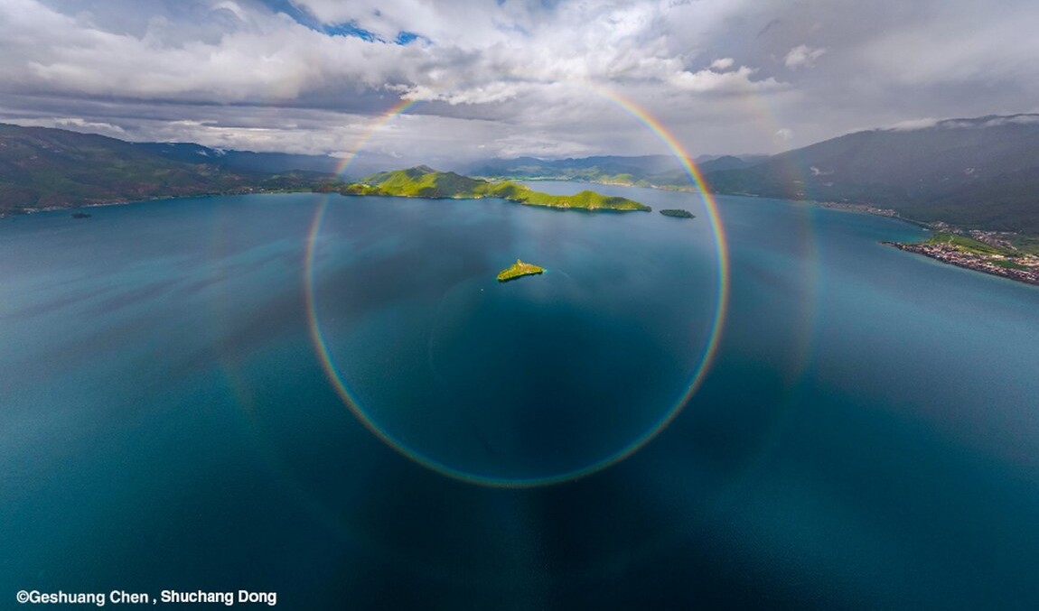 Winner of Weather Photographer of the Year Contest Shows There's No End to a Rainbow (LOOK)