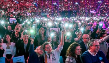 Thousands fill Bell Centre demanding Quebec suspend law reforming doctors' pay