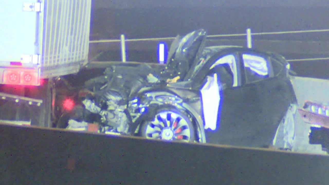 Wrong-way crash closes South Freeway express lanes near Morningside Dr. in Fort Worth