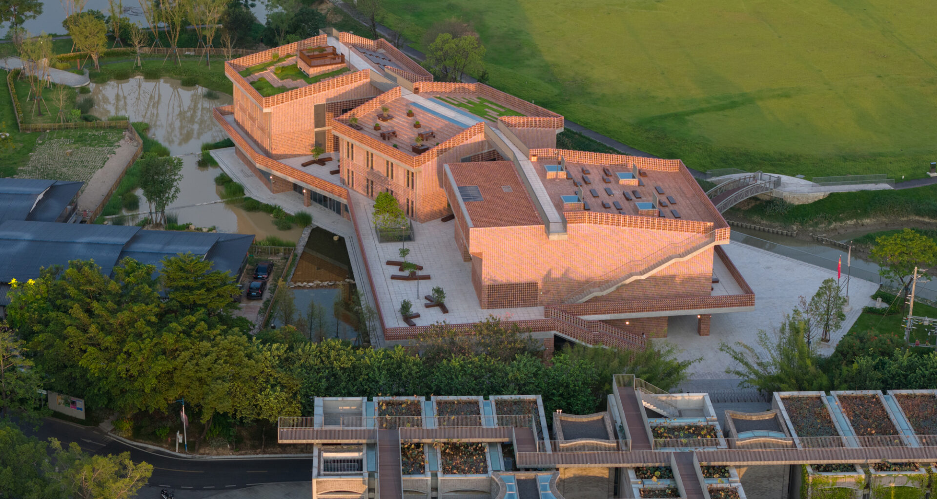 Langtou Gengxue + Education Centre / Atelier FCJZ