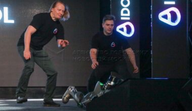 Russia "human" robot falls on stage during debut