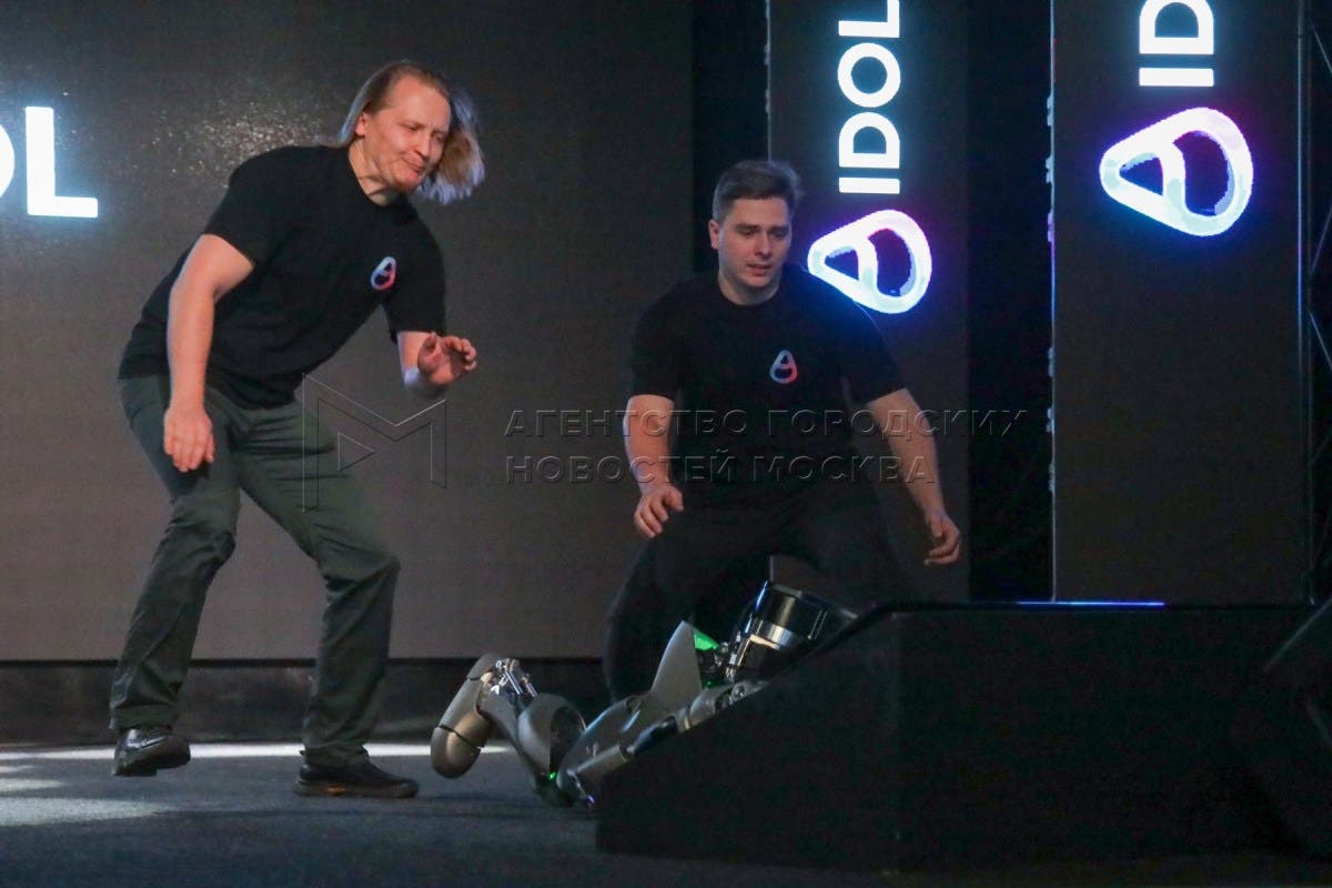 Russia "human" robot falls on stage during debut