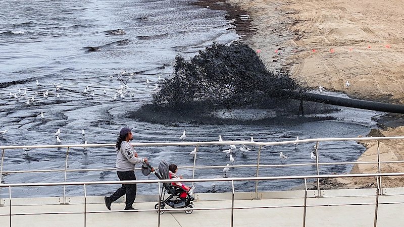 Port Phillip Bay dredging turns sea black, broken sewage pipe adds to ‘rotten eggs’ odour