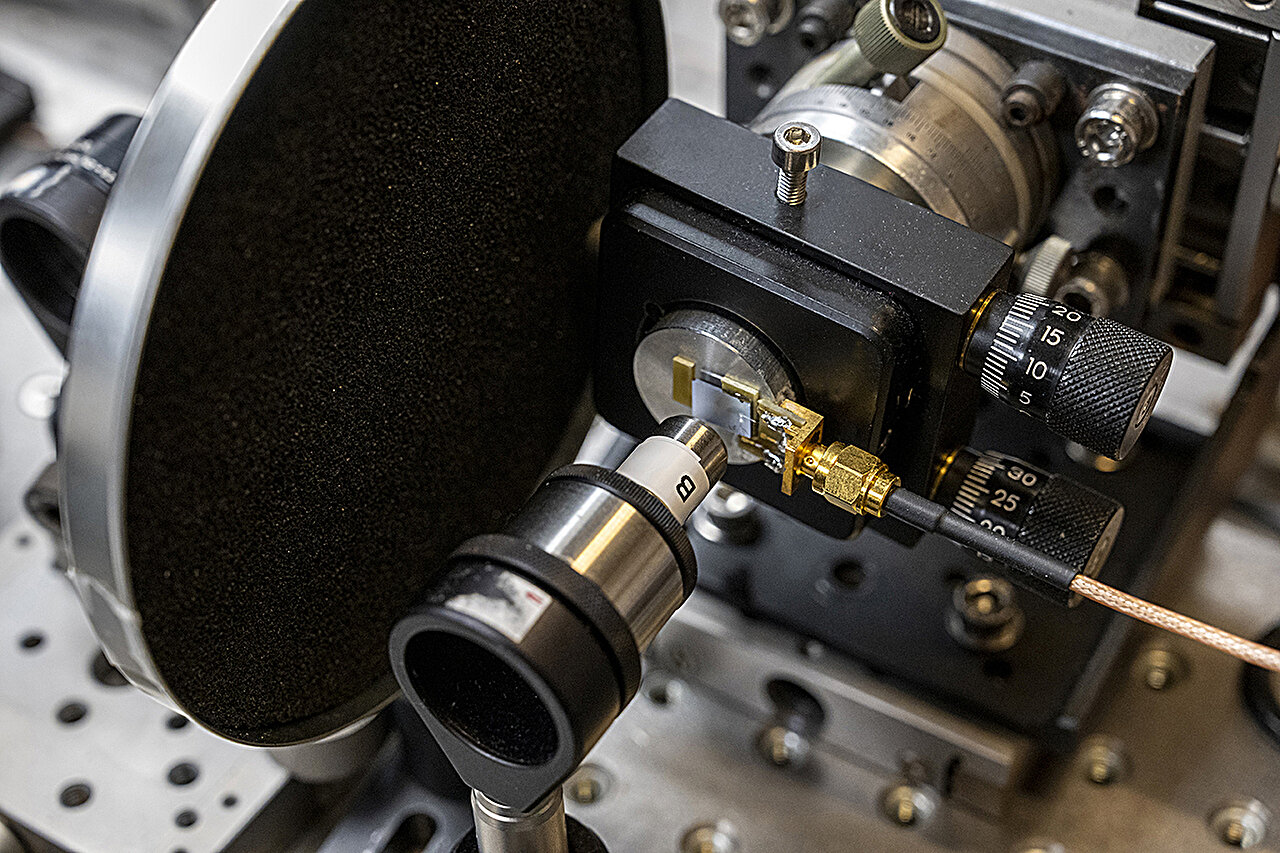 How sound and light act alike—and not—at the smallest scale