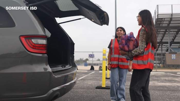 Somerset ISD, San Antonio Food Bank provide meals to 250 families for Thanksgiving