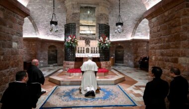 Pope Leo visits tomb of St Francis in Assisi - Vatican News