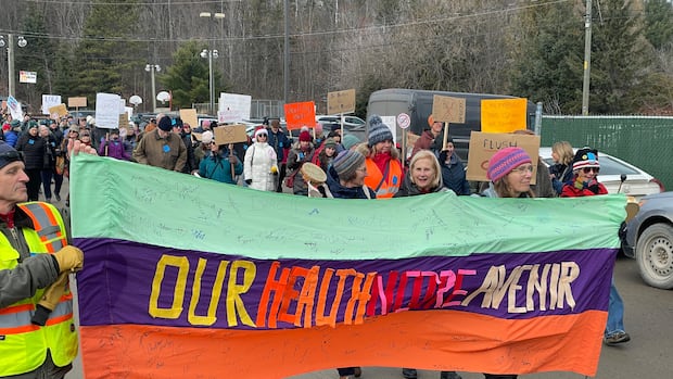 Anger still simmering in western Quebec over doctor pay law