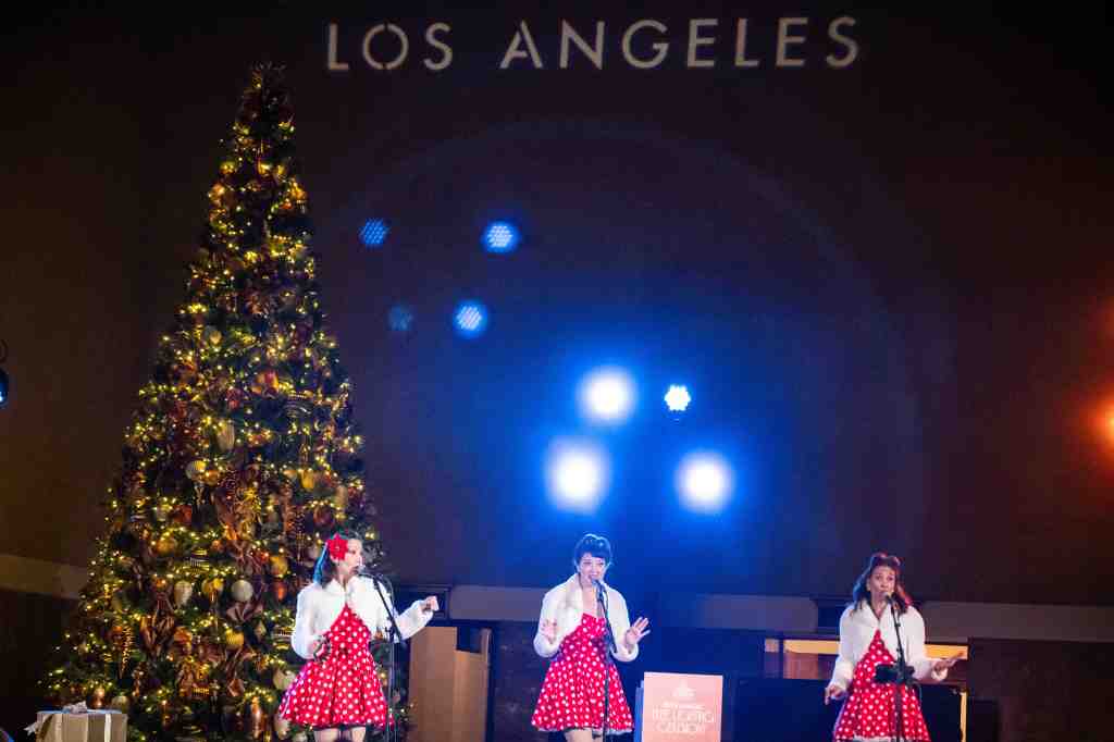 Singers, Santa and toy soldiers on stilts mark 10th annual tree lighting at Union Station – Whittier Daily News