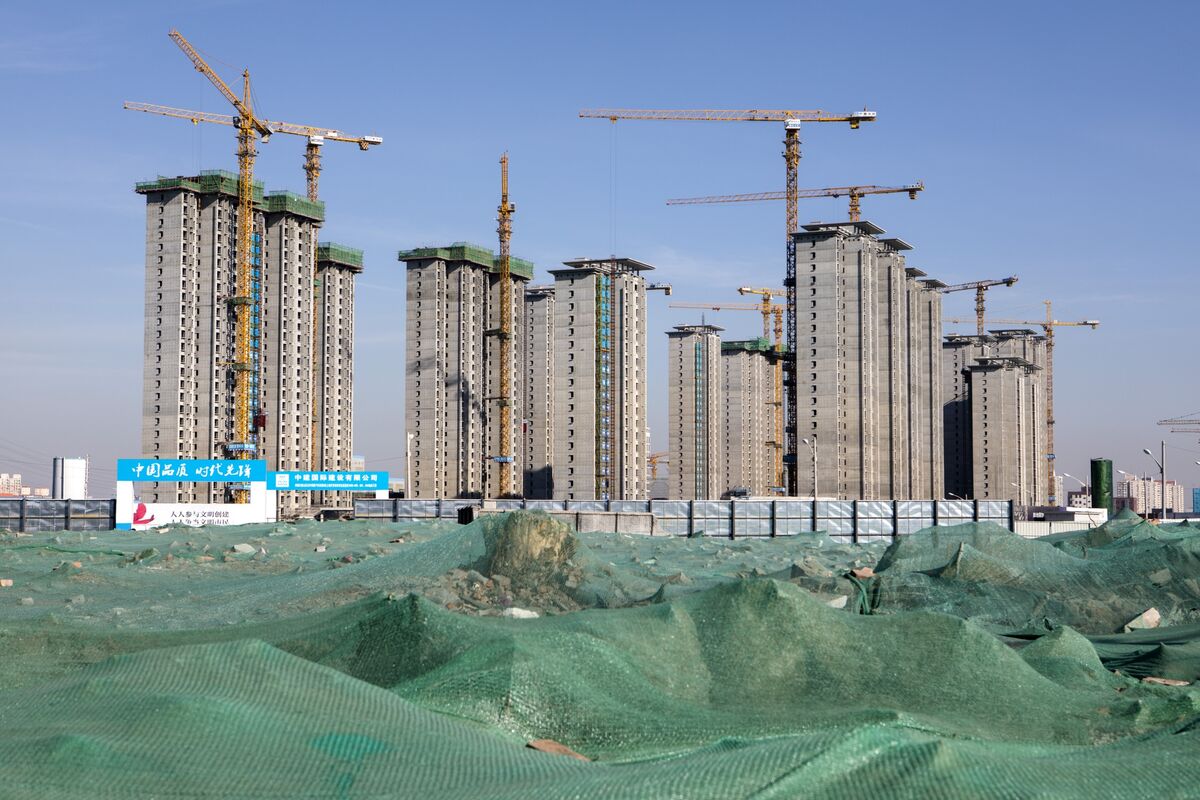China Property Crisis Thrust Back Into Spotlight by Vanke Plunge