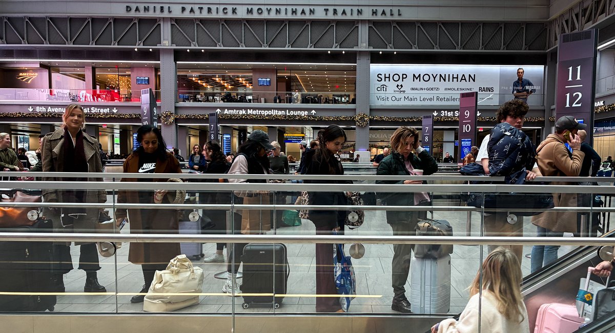 Burned by flight delays, many of NYC's Thanksgiving travelers turn to trains