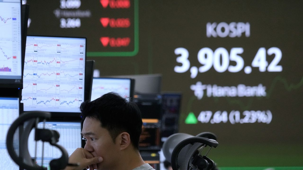 Asian shares rise, taking their cue from Wall Street's winning streak