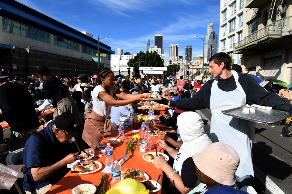 Throngs of LA County volunteers feed the needy on Thanksgiving – Daily Breeze