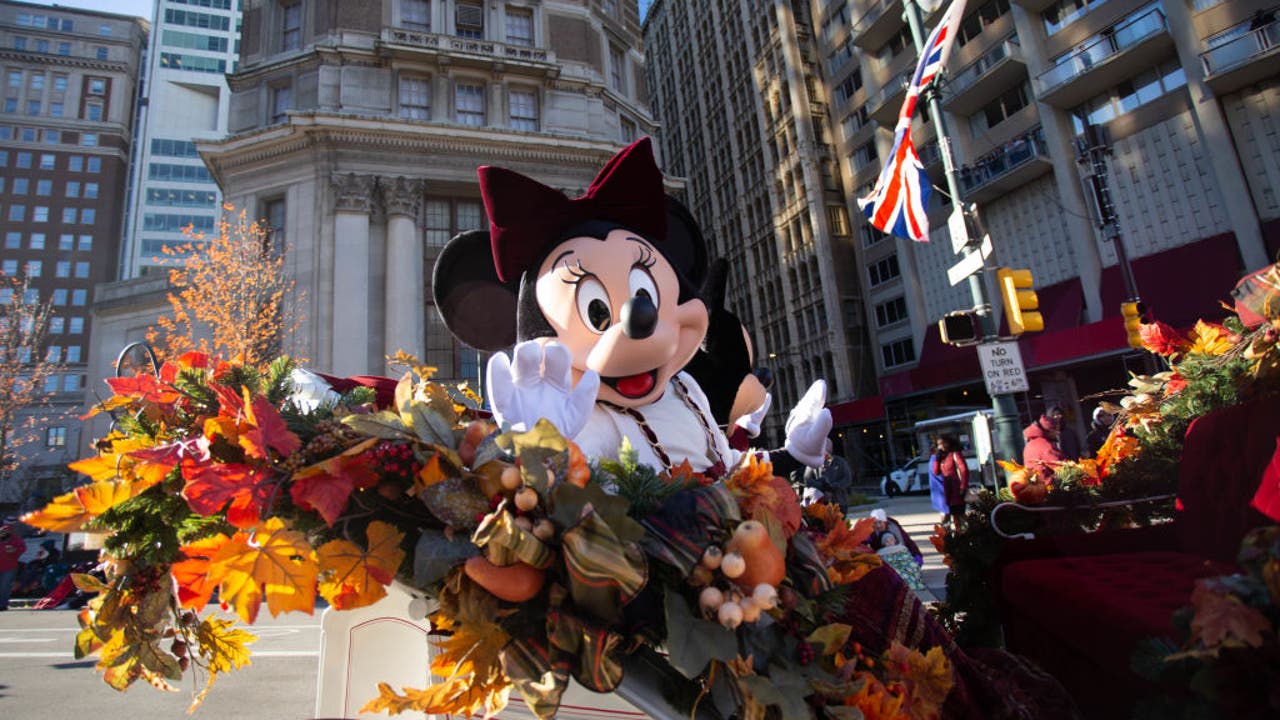 Thousands celebrate 106 years of Philly's Thanksgiving parade
