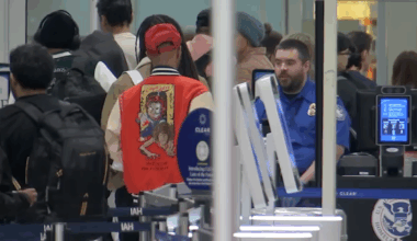 Houston travelers face hours-long TSA lines at Bush, Hobby airports amid government shutdown