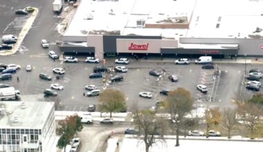 Chicago police respond to shooting at Jewel grocery store on East 34th Street in Bronzeville