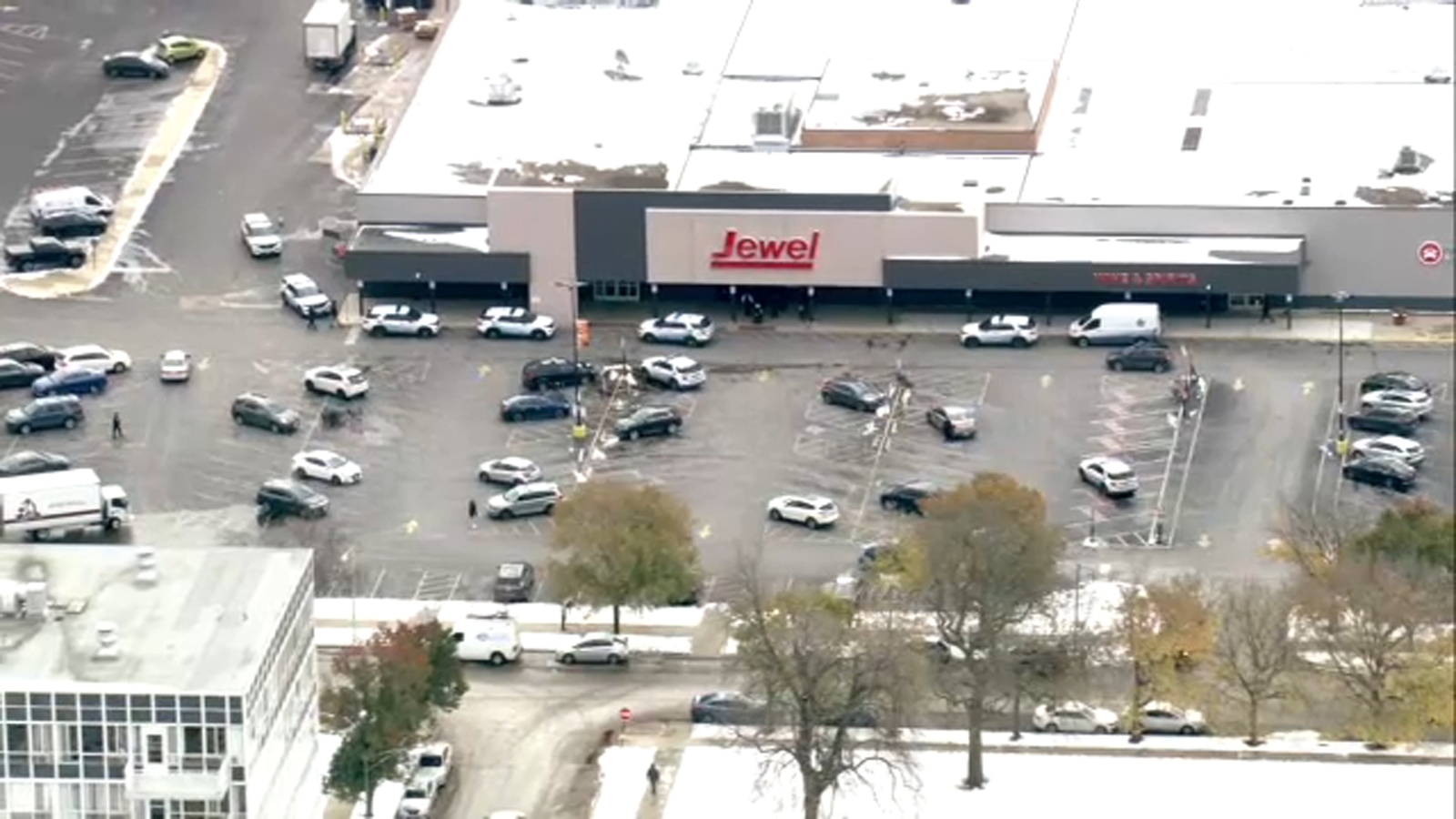 Chicago police respond to shooting at Jewel grocery store on East 34th Street in Bronzeville