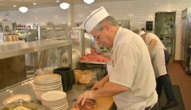 Chicago's Manny's Deli in South Loop shares noodle kugel recipe on Cooking up a Storm