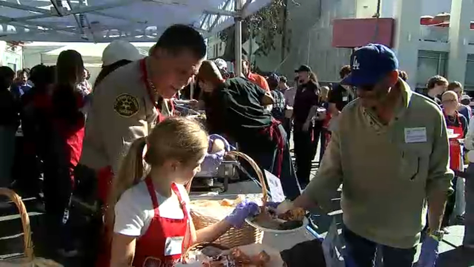 Thousands along Skid Row receive Thanksgiving meals, services