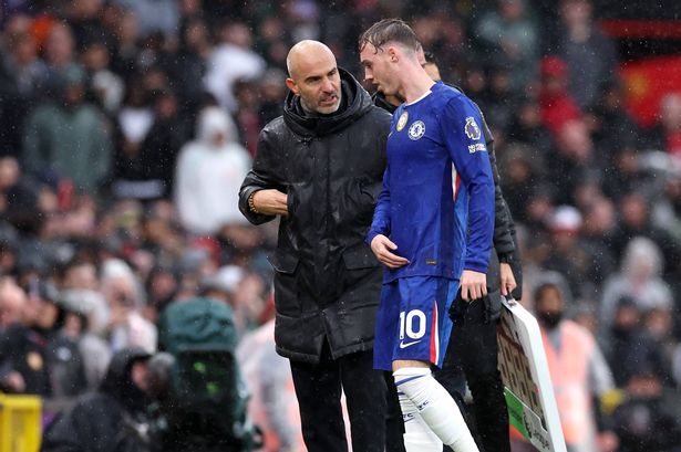 Cole Palmer speaks to Enzo Maresca