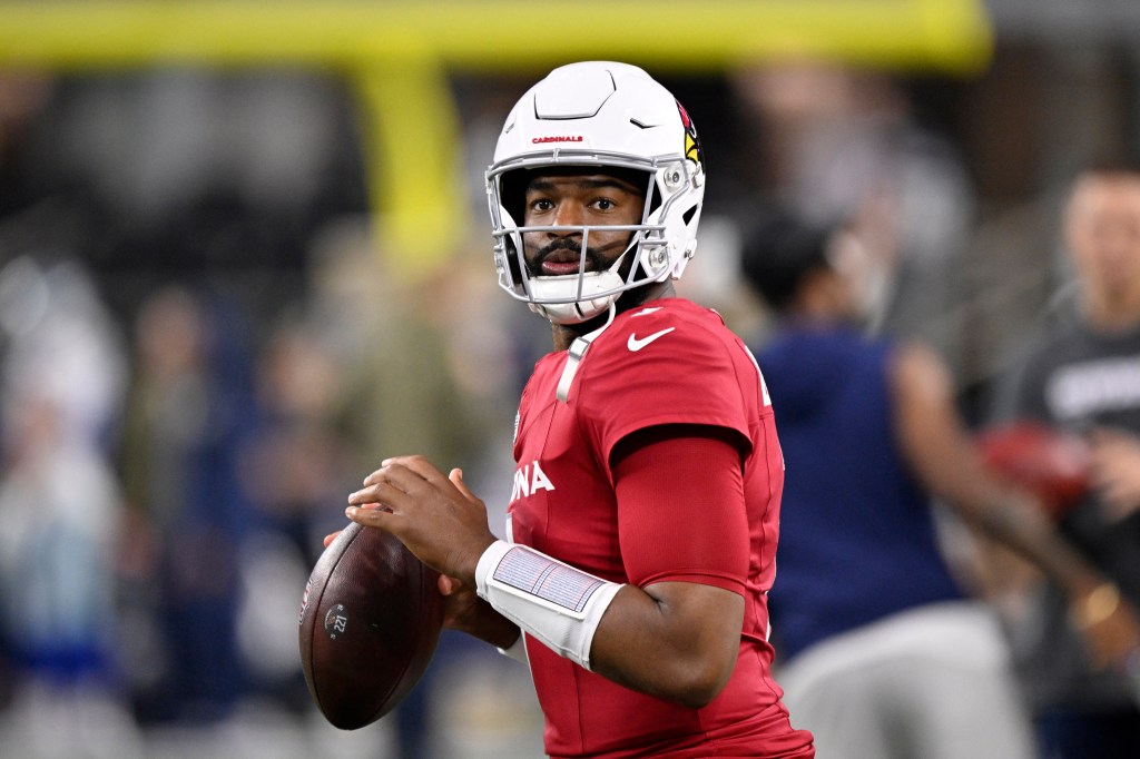 Arizona Cardinals quarterback Jacoby Brissett (7) warms up before the game against the Dallas Cowboys at AT&T Stadium.