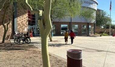 Voters walk to Glendale