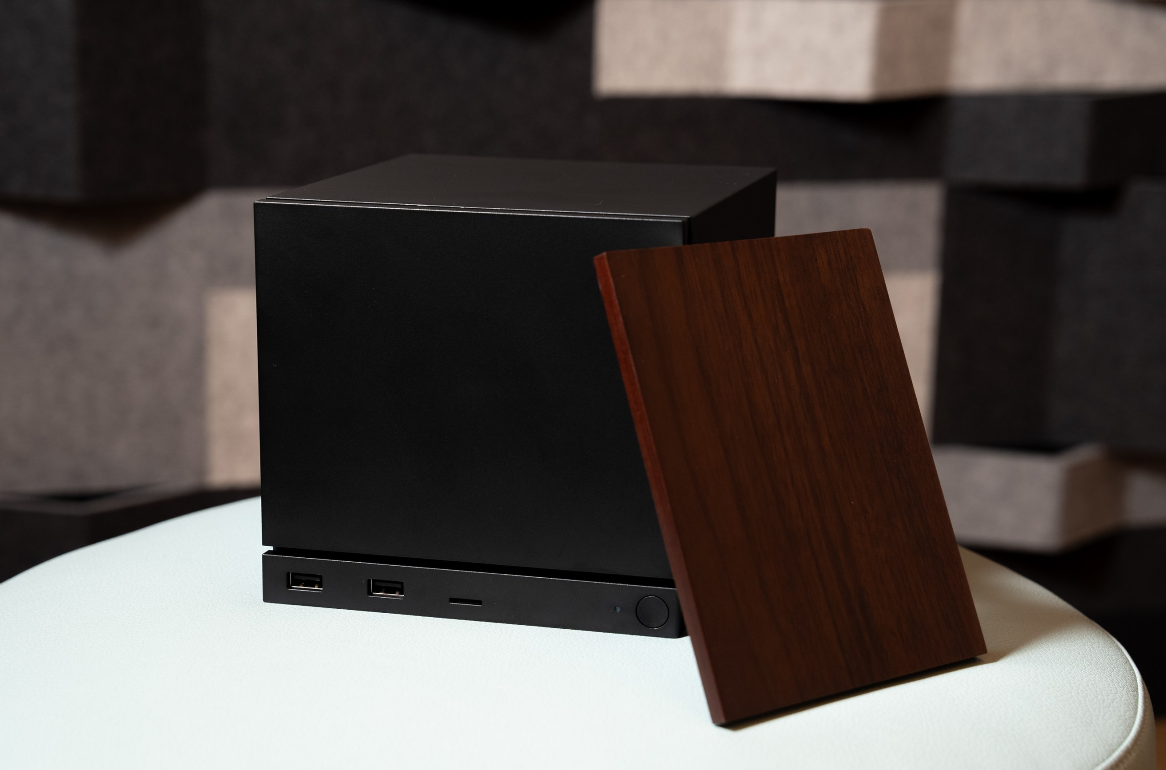 A cherry red wooden panel, swappable with the Steam Deck’s included plain black one.