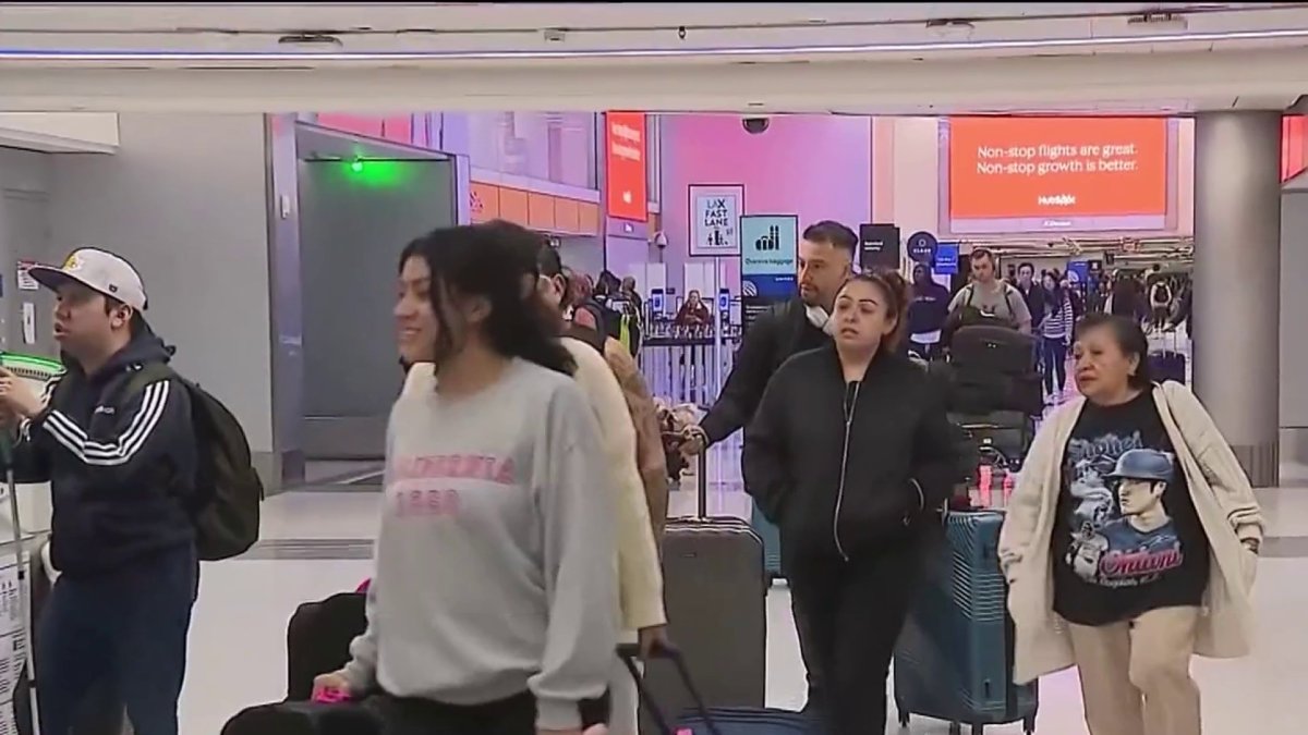 Thanksgiving travelers arrive at LAX – NBC Los Angeles
